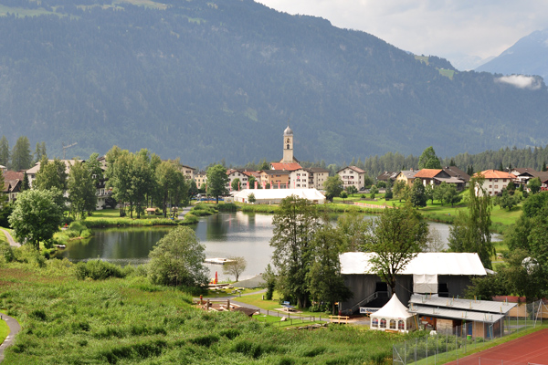 Blick über den Laaxersee. Im Hintergrund die Pfarrkirche von Laax.