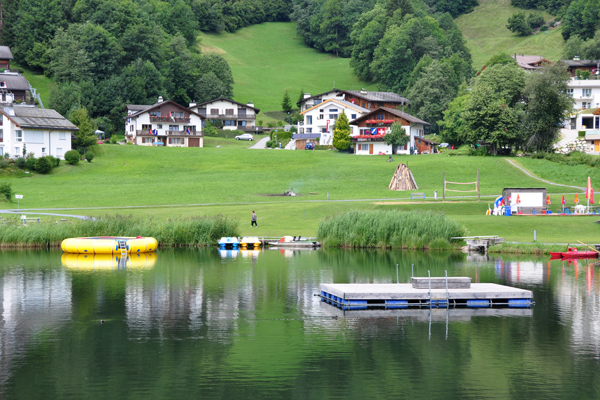 Seebadi Laaxersee mit Pedalos, Floss und Kiosk